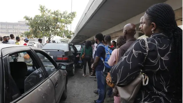 Lagos pipo queue to enta bus afta okada afta Okada, Keke ban