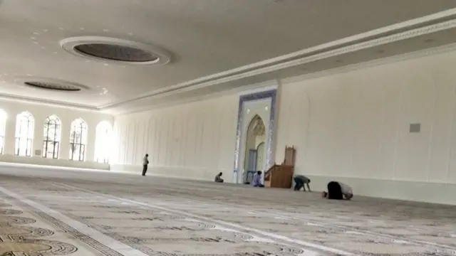 Масжид тўла битмаган бўлса ҳам Рўза сабаб намозхонларга очилган