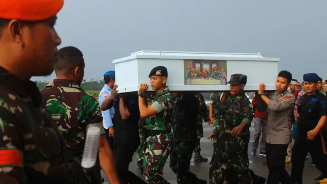 Prajurit TNI dan Polri mengusung peti jenazah korban KKB di Bandara Moses Kilangin Timika, Mimika, Papua, Jumat (7/12/2018).