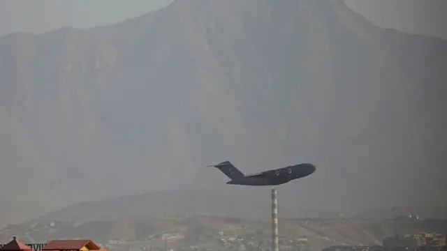 طائرة تابعة للقوات الجوية الأمريكية تقلع من المطار العسكري في كابل في 27 أغسطس/آب 2021