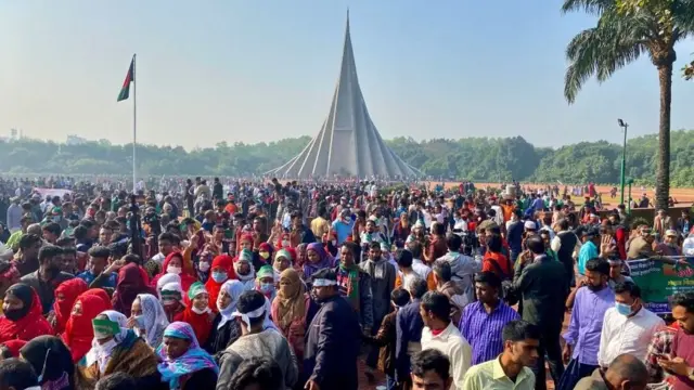 بنګله دېش اوسېدونکي د خپلواکۍ جشن لمانځلو لپاره د شهیدانو یادګار ته راټول شوي وو.