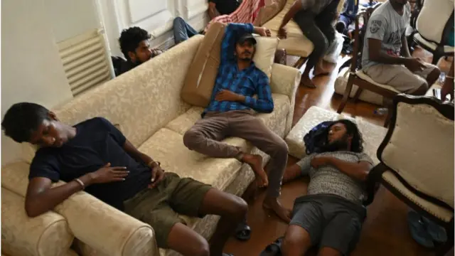 આ દરમિયાન કેટલાક પ્રદર્શનકારીઓએ કોઈ પ્રવૃત્તિ ન કરી, પરંતુ સોફા પર ઊંઘી ગયા હતા.