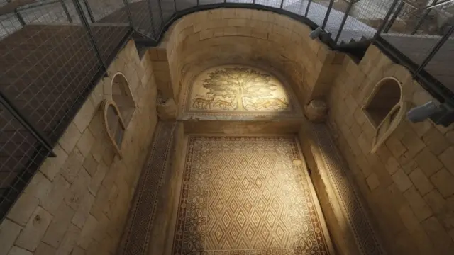 এখানে মোজাইকে যেসব ছবি রয়েছে তার মধ্যে একটিতে দেখা যাচ্ছে একটি হরিণ এবং দুটি গেজেল। হরিণের ছবির অর্থ যুদ্ধ, আর গেজেলের ছবির অর্থ শান্তি।