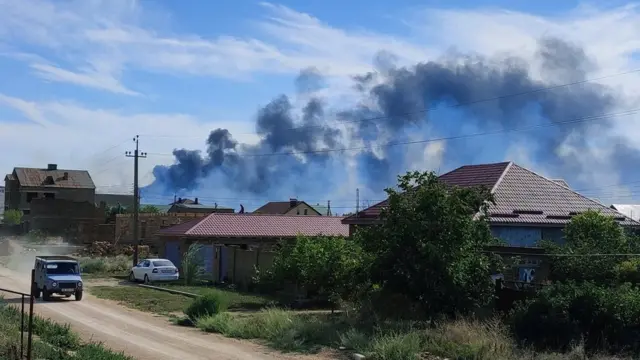 El humo asciende luego de que se escucharan explosiones