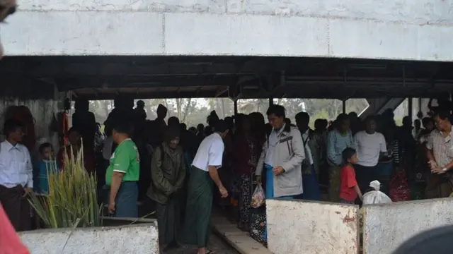 ရွာထဲမှာ နေအိမ်တွေမီးလောင်နေတာကို အဝေးကပဲကြည့်ပြီး ထွက်ပြေးလာခဲ့ကြရတာဖြစ်ပါတယ်။