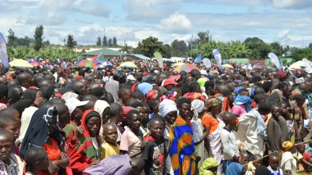 Yabazaga abari baje muri ibyo birori niba hari ingorane bafite ko begeranye