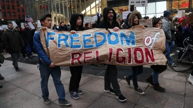 Trump'ın kararnamesi başta ABD olmak üzere bütün dünyada protesto ediliyor.