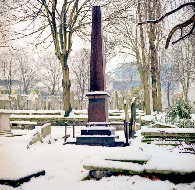 Кладбище Брейди-стрит в разгар зимы.