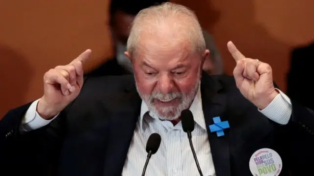 Lula gesticula com as duas mãos enquanto discursa