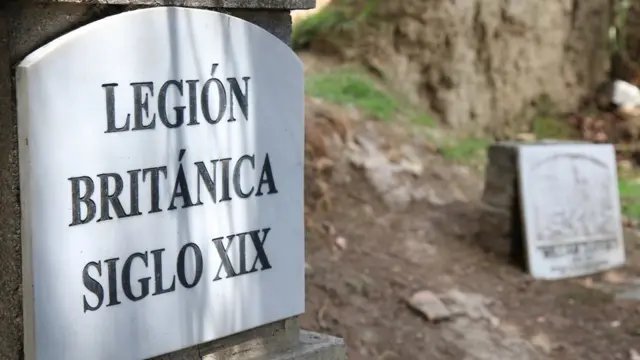 Placa que conmemora a la Legión Británica en el cementerio.