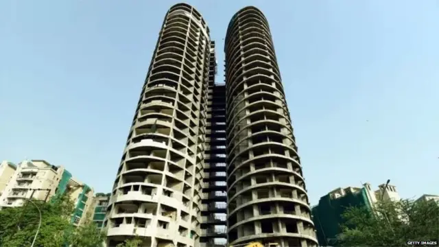 ਇਨ੍ਹਾਂ ਟਾਵਰਾਂ ਨੂੰ ਬਣਾਉਣ ਸਮੇਂ ਇਮਾਰਤ ਬਣਾਉਣ ਸਬੰਧੀ ਨਿਯਮਾਂ ਦੀ ਉਲੰਘਣਾ ਕੀਤੀ ਗਈ ਹੈ