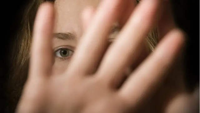 Mujer con cara tapada