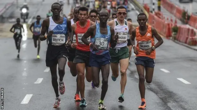 Joseph Kiprono Kiptum (dhexda) waxa uu horey ugu guulaystay tartan orad ah 2015