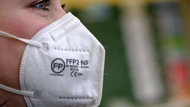 Женщина в респираторе