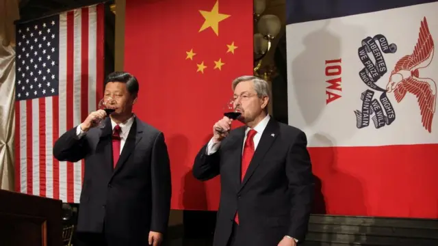 布兰斯塔德担任州长期间曾六次访问中国。早在1985年,他就认识了访问美国的习近平。2012年,习近平访问美国时重访了艾奥瓦州,访问了该州的马斯卡廷和德梅因。