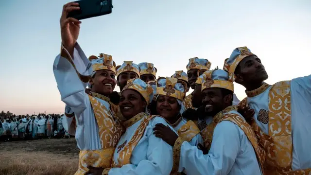 Dargaggoota ayyaana Cuuphaa irratti suuraa ofee (selfie) ka'an