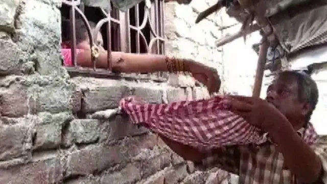 ہسپتال سے بیٹے کی لاش وصول کرنے کے لیے بھیک مانگنے والا جوڑا