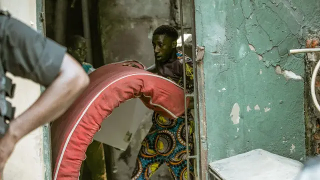 Mutane na kokarin kwashe kayansu daga gidajen da ake rushewa