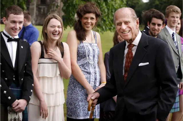 O Duque de Edimburgo participa da Recepção de Apresentação para os detentores do Prêmio de Ouro do Duque de Edimburgo, no Palácio de Holyroodhouse em Edimburgo, 2010