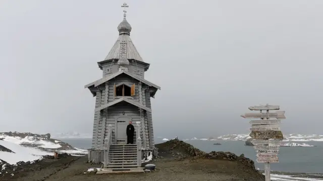 Православный храм Святой Троицы на острове Ватерлоо, освященный 15 февраля 2004 года