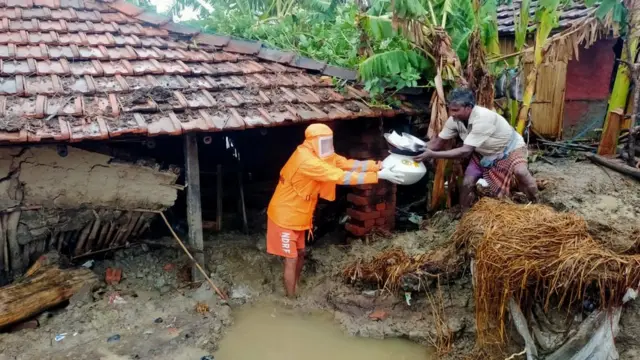 પશ્ચિમ બંગાળમાં બચાવકર્મીઓ રાહત સામગ્રી પહોંચાડતા