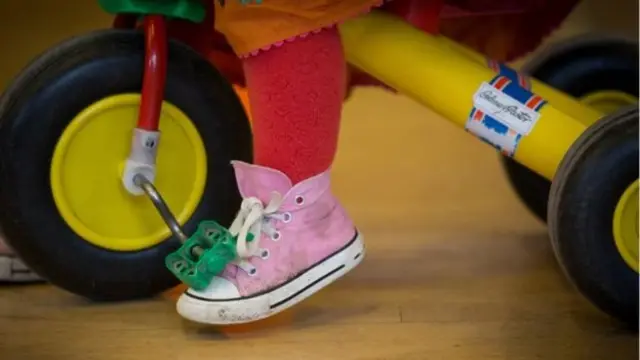 เท้าเด็กผู้หญิงซึ่งกำลังขี่จักรยาน