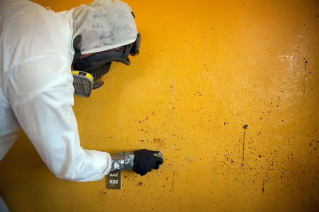 Donovan Tavera limpia una pared