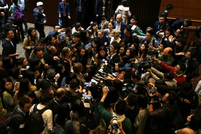 会议现场被中国国内和国际媒体记者围得水泄不通