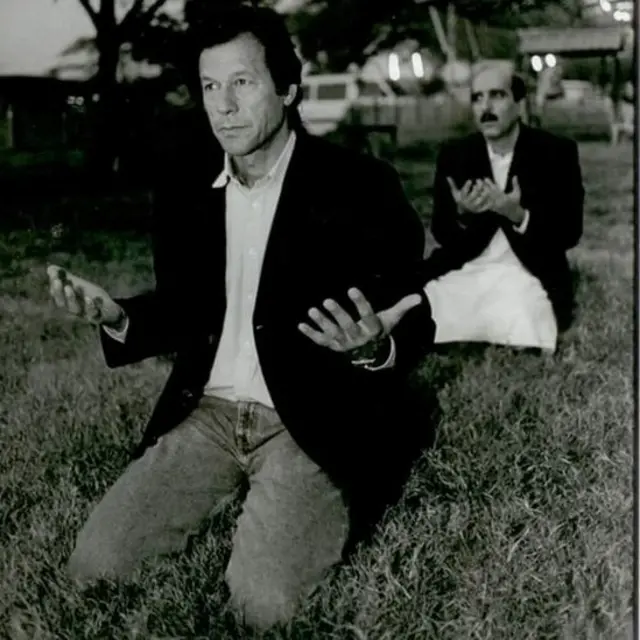 عمران خان کوئٹہ میں نماز ادا کرتے ہوئے، عقب میں اکبر ایس بابر بھی موجود ہیں