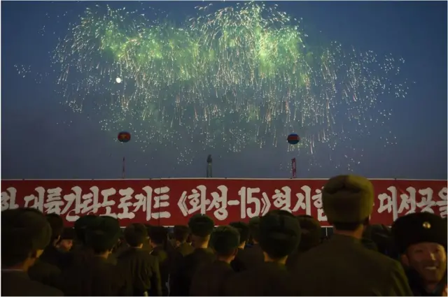 지난해 12월 ICBM 발사를 기념하기 위해 김일성 광장에 나온 북한 주민들