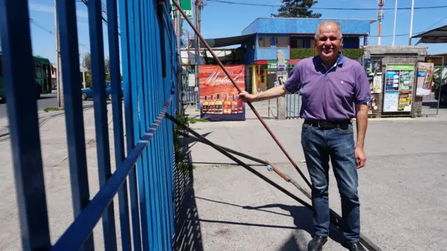 Un hombre junto a una reja