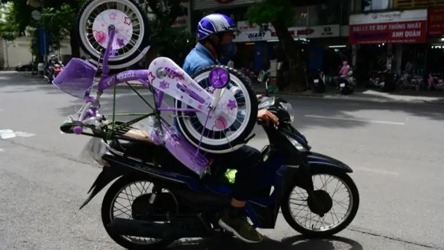 Phong tỏa tại nhiều địa phương đang gây áp lực nặng nề về thu nhập cho dân và doanh nghiệp.