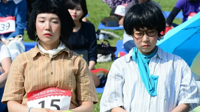 다들 한 번쯤 더 재미있는 대화를 놓치고 있다는 걸 알면서도 특별히 흥미롭지 않은 대화 상대 곁에 꼼짝없이 머물러 본 경험이 있을 것이다