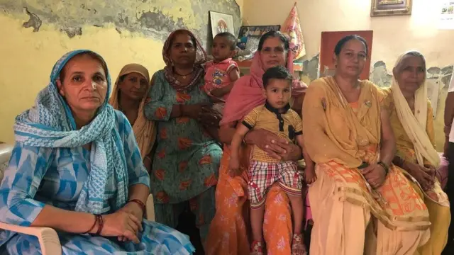 अनु कुमारी के पड़ोस की महिलाएं