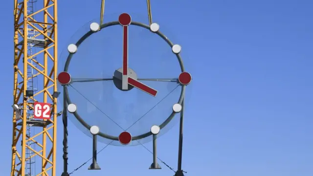 Reloj de una catedral en reparaciones