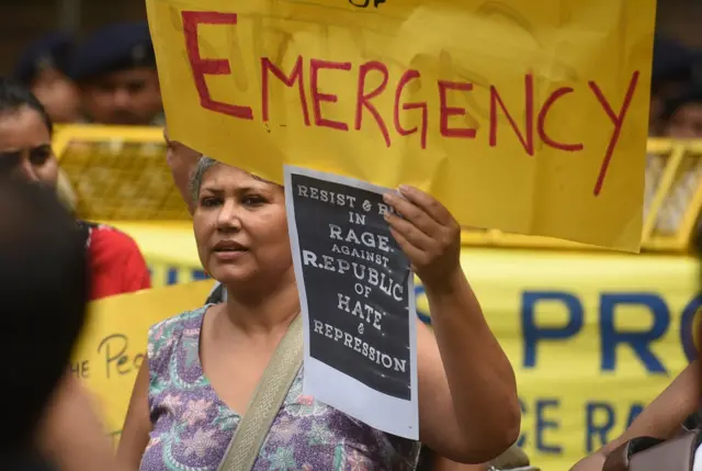 गिरफ़्तारियों के ख़िलाफ़ प्रदर्शन