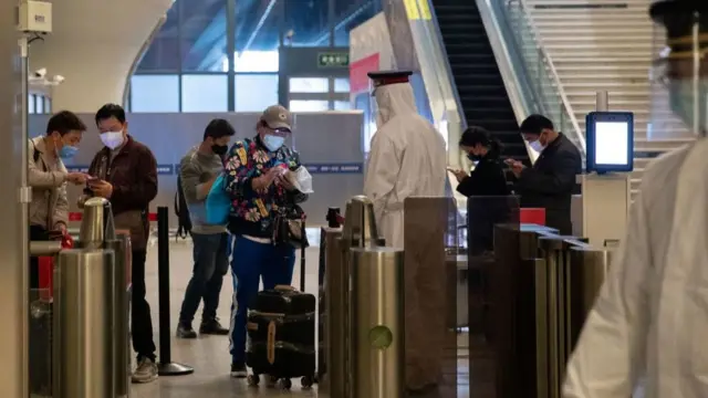 উহানের রেলওয়ে স্টেশনে সামান্য সংখ্যক যাত্রী।