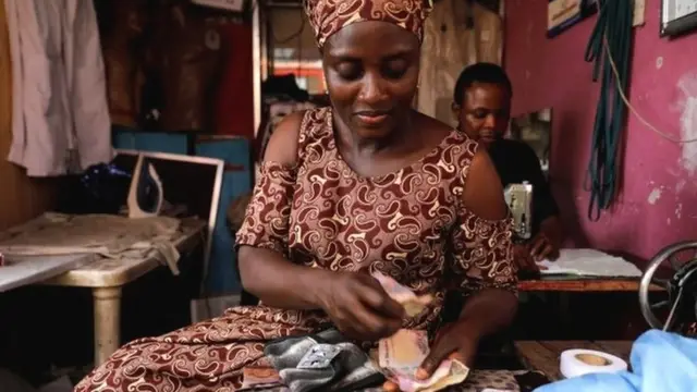 Nigeria slides into recession: Nigerian economy dey in recession