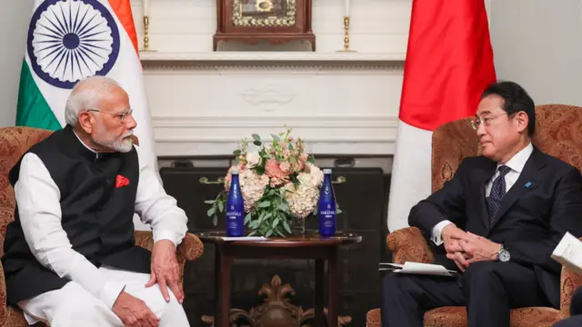 द्विपक्षीय वार्ता में जापान के प्रधानमंत्री के साथ पीएम मोदी