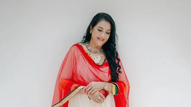 கடலோரக் கவிதைகள் படத்தில் ஒரு கிறிஸ்தவப் பெண்ணாக, ஜெனிஃபர் ஆசிரியர் பாத்திரத்தில் ரேகாவை அறிமுகம் செய்தார் இயக்குநர் பாரதிராஜா. 
