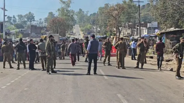 या घटनेनंतर नागरिकांमध्ये संतापाचे वातावरण असून तणाव पसरला आहे.