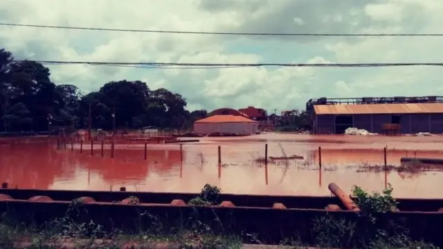 Lama vermelha após vazamento na usina da Hydro