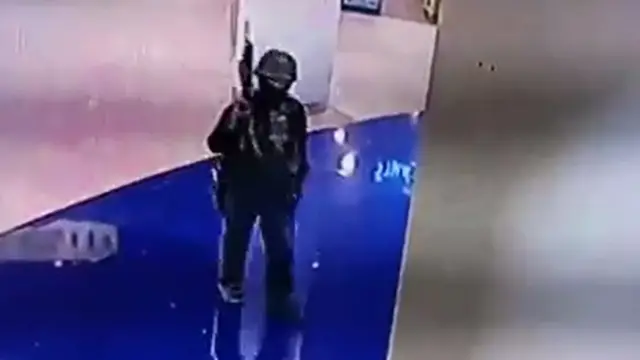 从闭路电视画面可见,乍甲班特在商场内举枪到处走动。