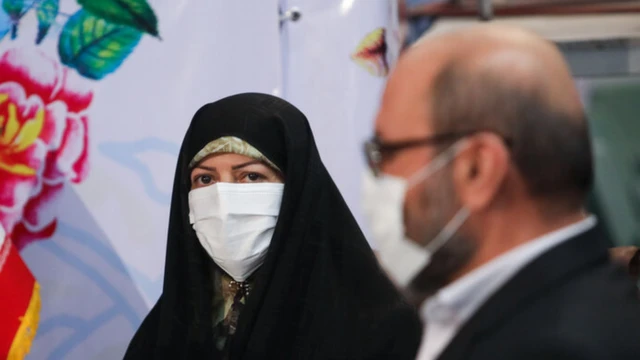 حسین دهقان، فرمانده سپاه و مشاور رهبر حکومت ایران کنار همسرش