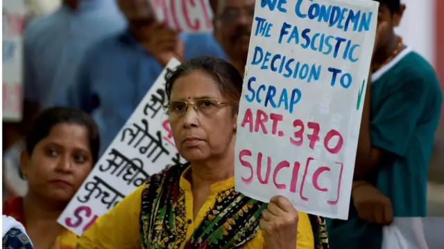 কাশ্মীরের বিশেষ মর্যাদা বাতিলের বিরুদ্ধে দিল্লিতে বামপন্থীদের বিক্ষোভ