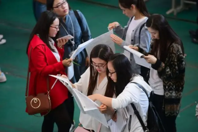 අන්තර්ජාල ණය දෙන්නන් ඉලක්ක කර ගනු ලබන්නේ සරසවි සිසු පරපුරයි