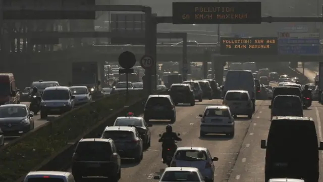 ป้ายบนถนนแจ้งผู้ขับขี่ยวดยานพาหนะให้ลดความเร็วลง เนื่องจากมลพิษทางอากาศบริเวณถนนวงแหวนทางใต้ของกรุงปารีสเมื่อปี 2014