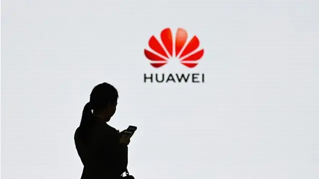 شرکت هواوی متهم است که در فروش تجهیزات شنود و فیلترینگ و کمک به ردیابی مخالفان در ایران هم‌زمان با ناآرامی‌های بعد از انتخابات ریاست جمهوری سال ۱۳۸۸، با حکومت ایران همکاری کرده است