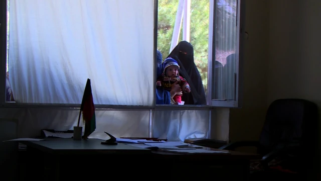 ناروغان د ډاکټر نوبت او درملو اخیستو لپاره ساعتونه انتظار وباسي.