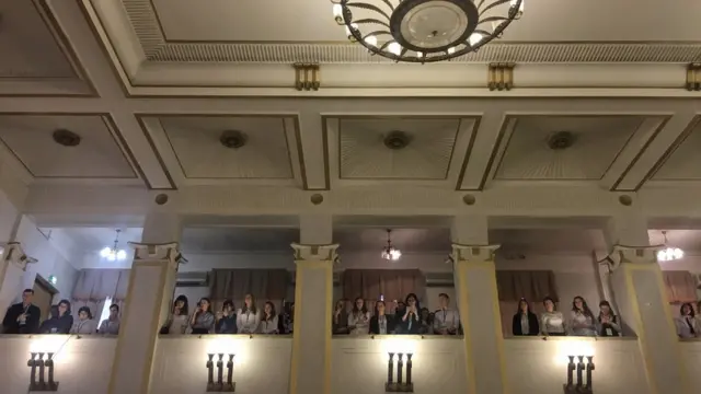 Студенты слушают патриарха на балконе актового зала